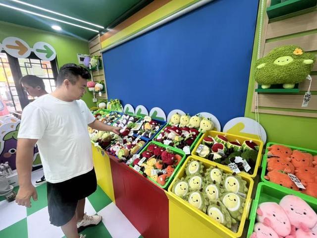 主题文创店亮相新发地开元棋牌全国首家农批(图2)